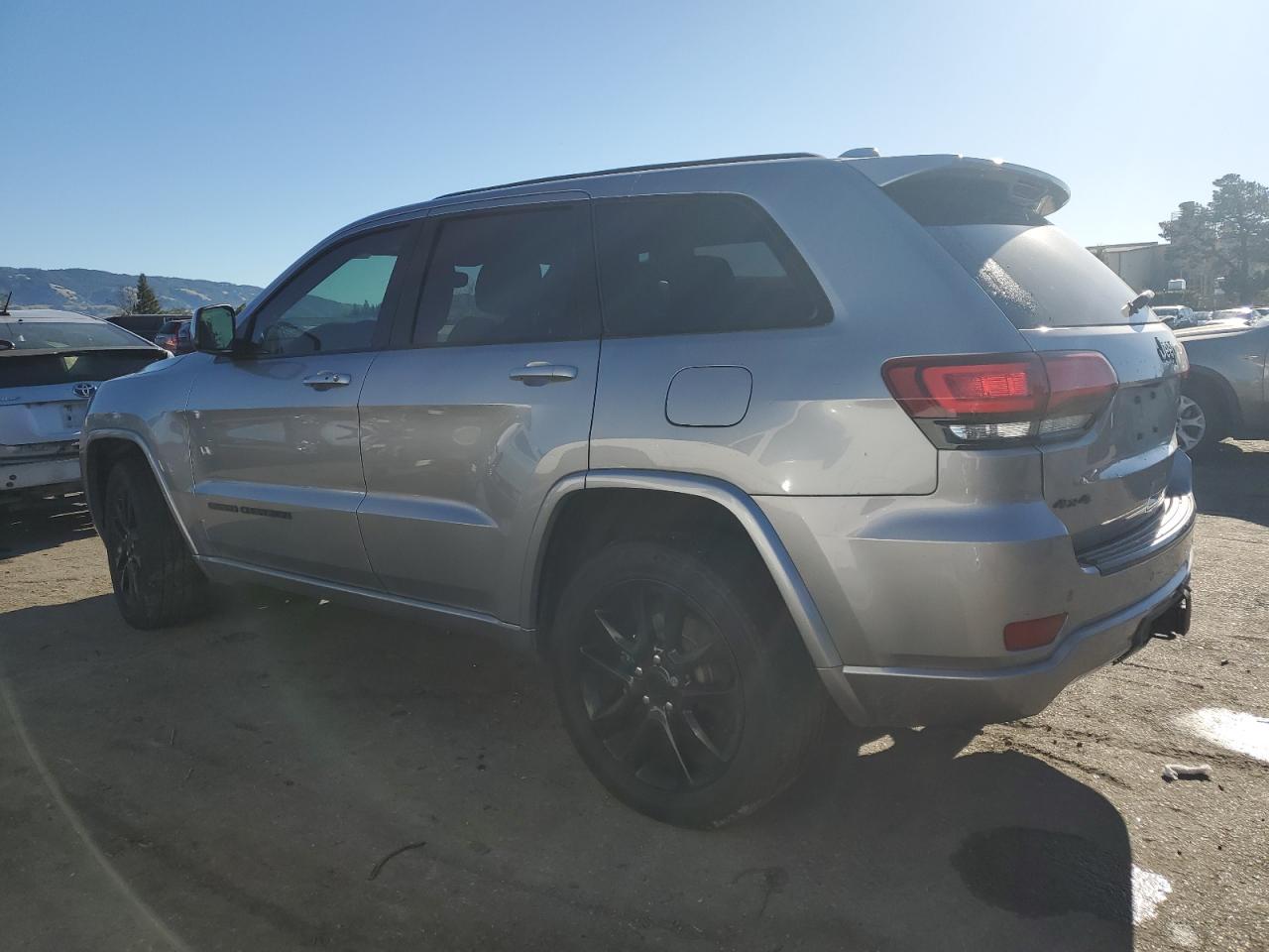 2017 Jeep Grand Cherokee - Image 2