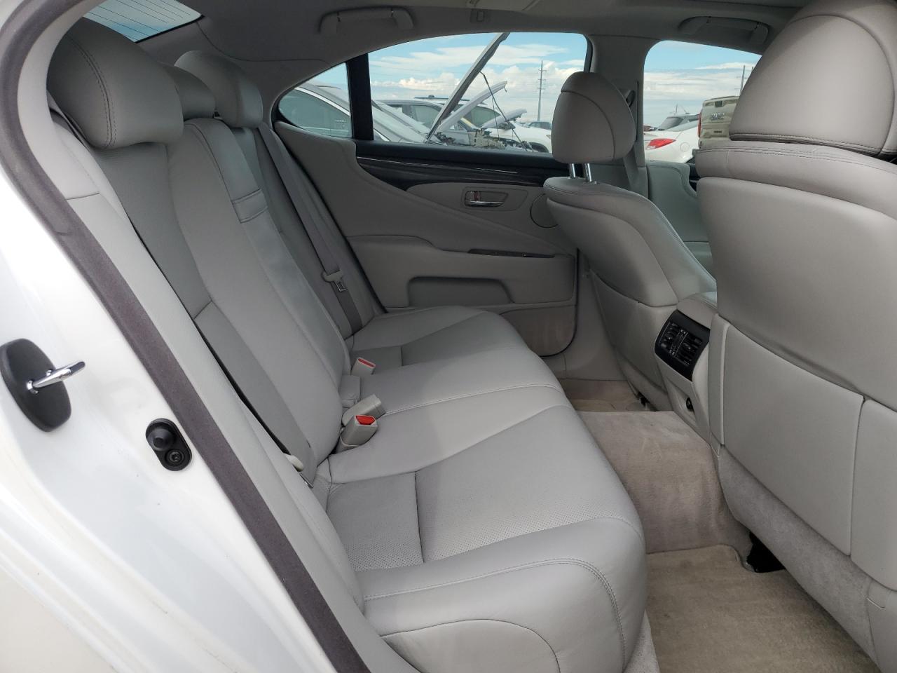 2007 Lexus LS - Image 10