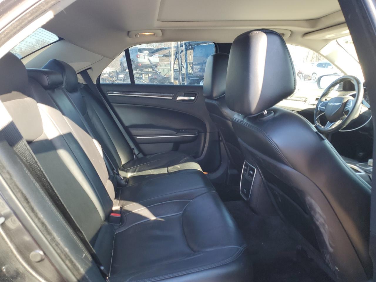 2016 Chrysler 300 - Image 10