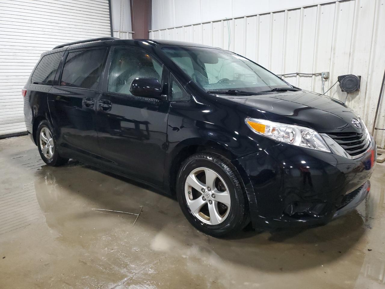 2017 Toyota Sienna - Image 4