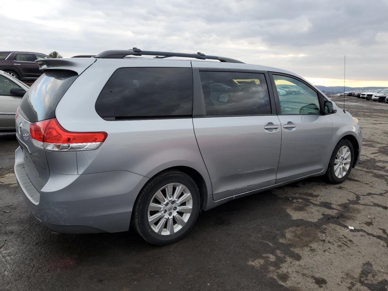 2014 Toyota Sienna - Image 3