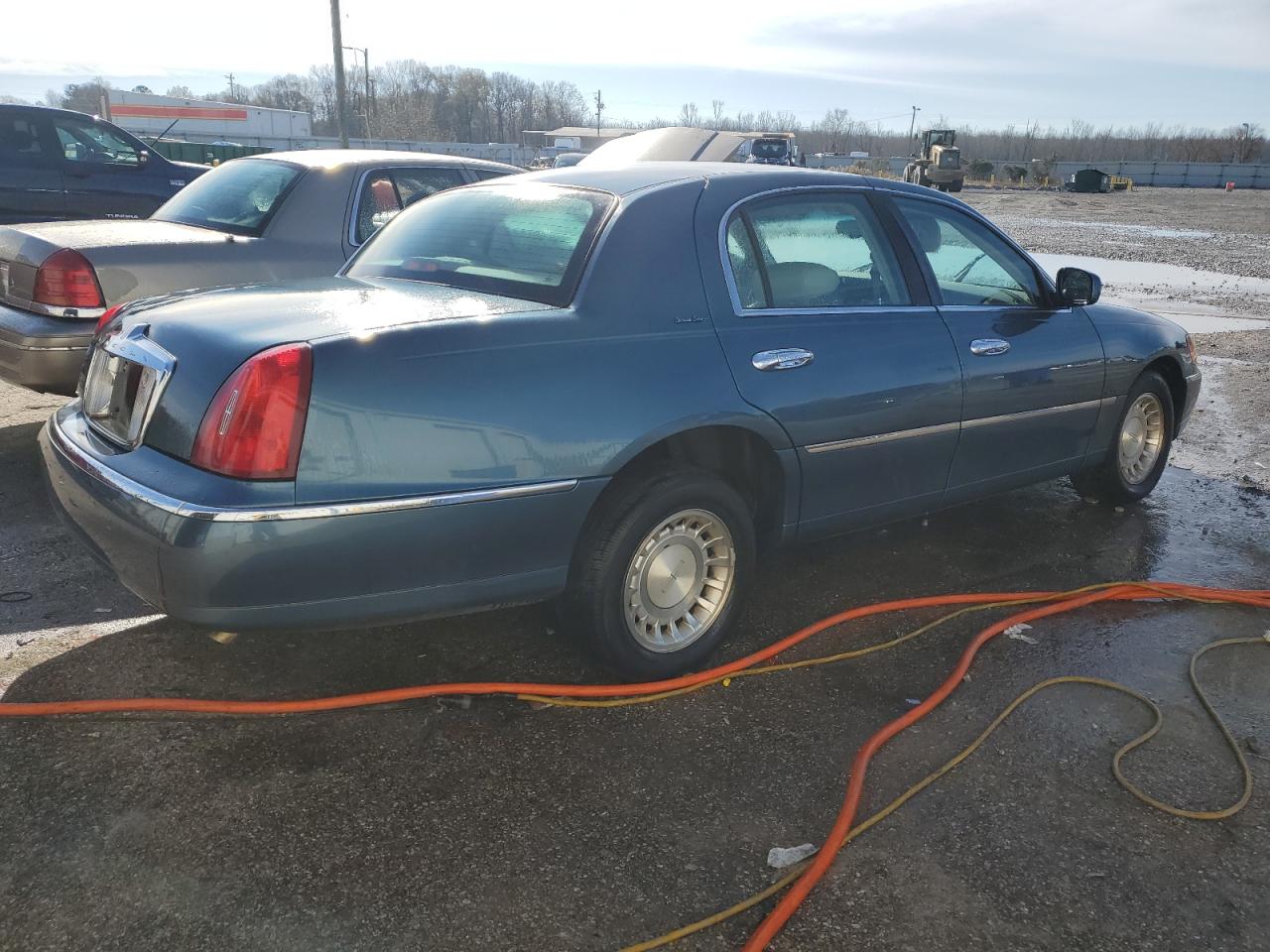 2001 Lincoln Town Car Executive VIN: 1LNHM81W01Y648008 Lot: 86470655