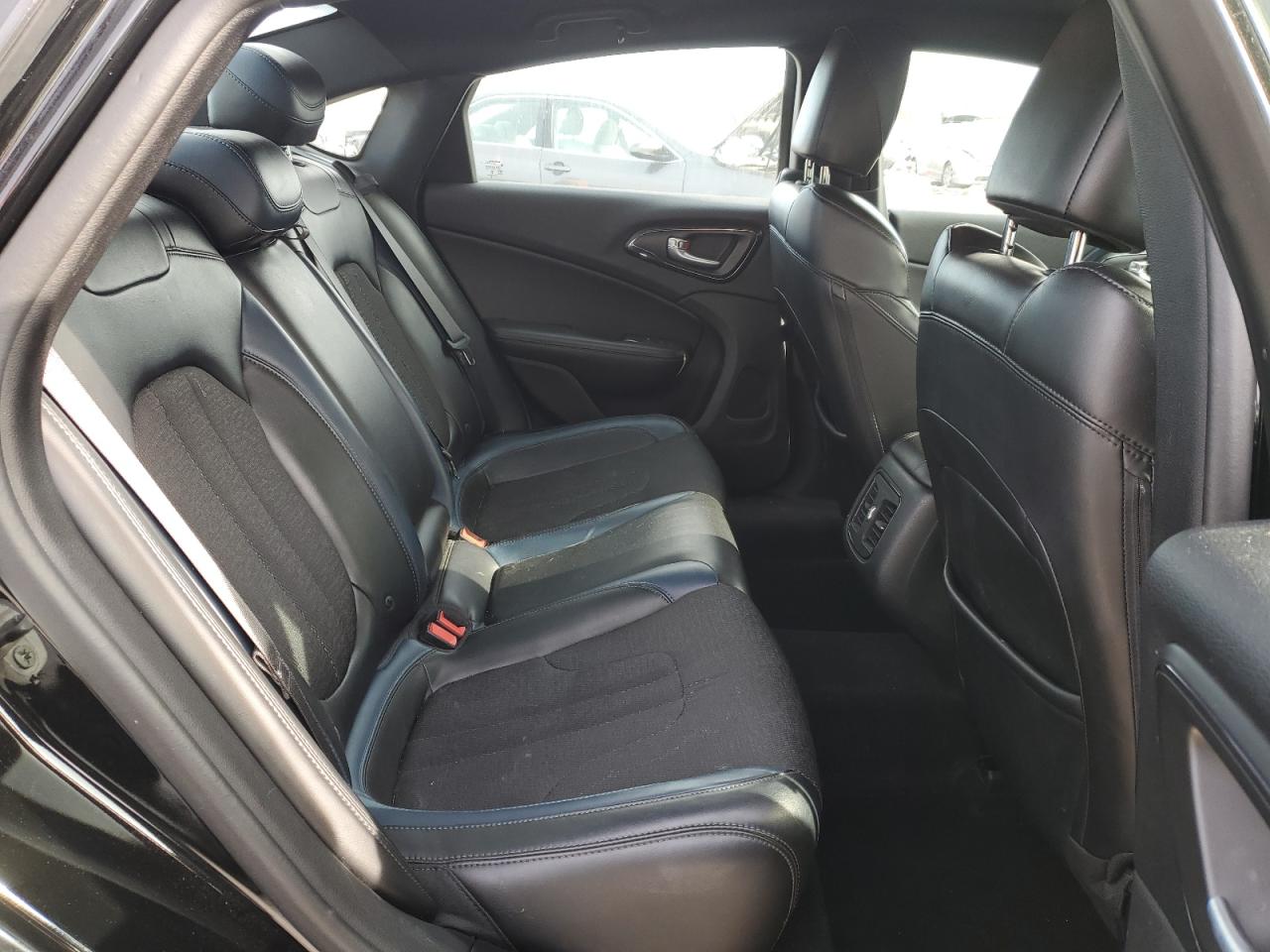 2015 Chrysler 200 - Image 10