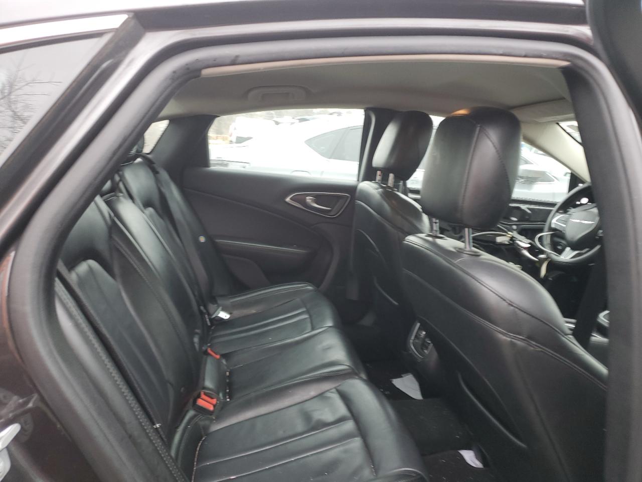 2017 Chrysler 200 - Image 10