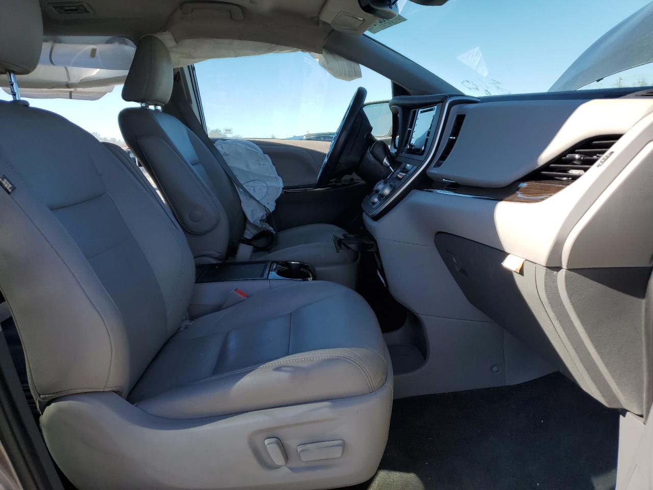2020 Toyota Sienna - Image 7