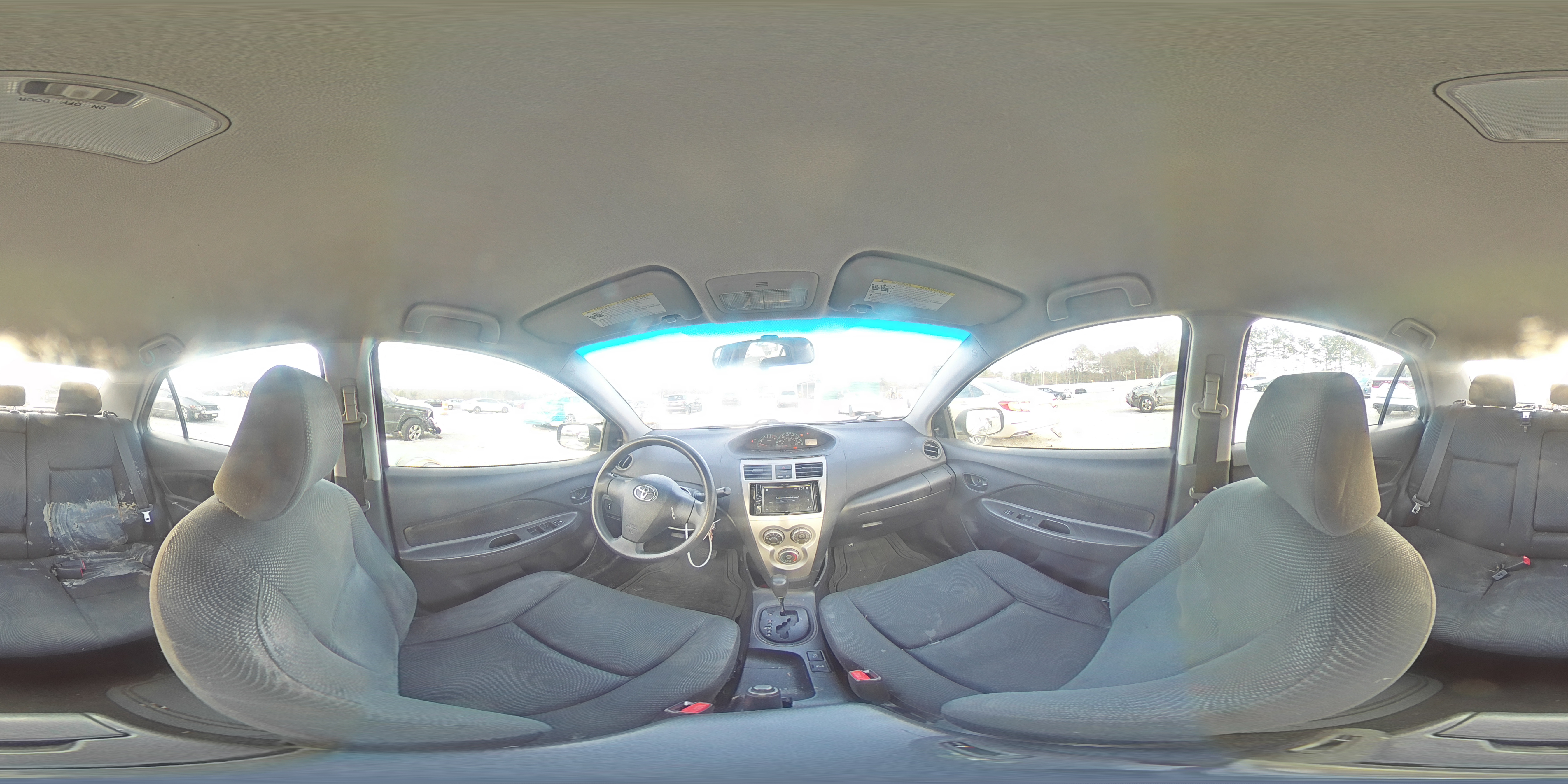 2012 Toyota Yaris - Image 13