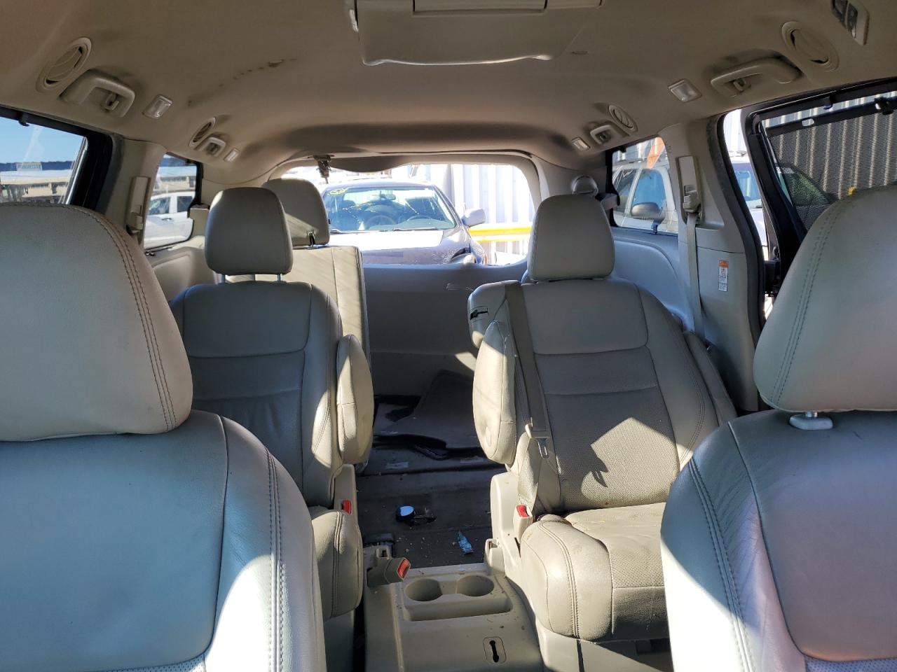 2015 Toyota Sienna - Image 10