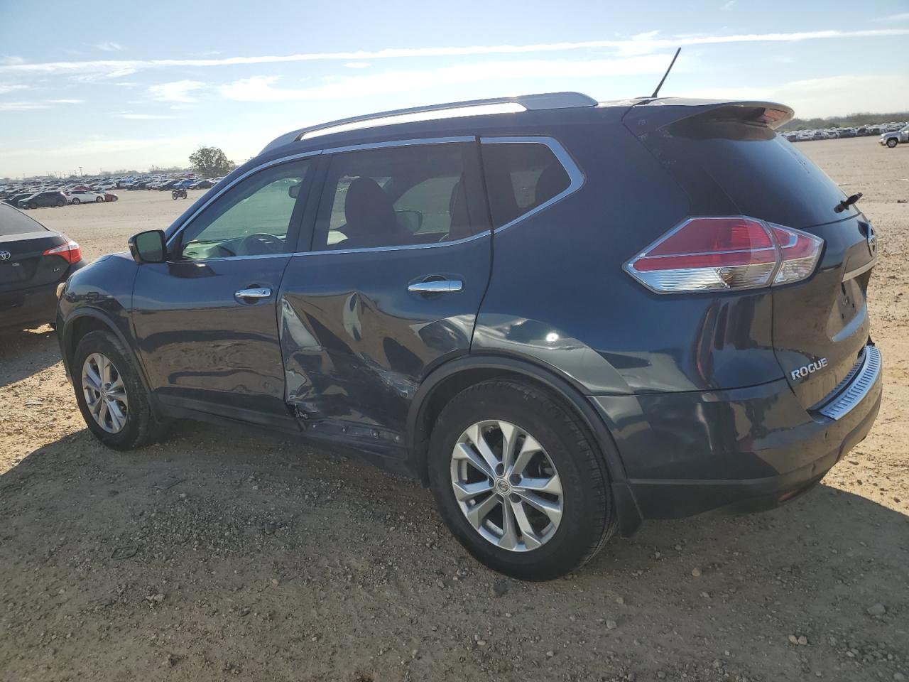 2015 Nissan Rogue - Image 2