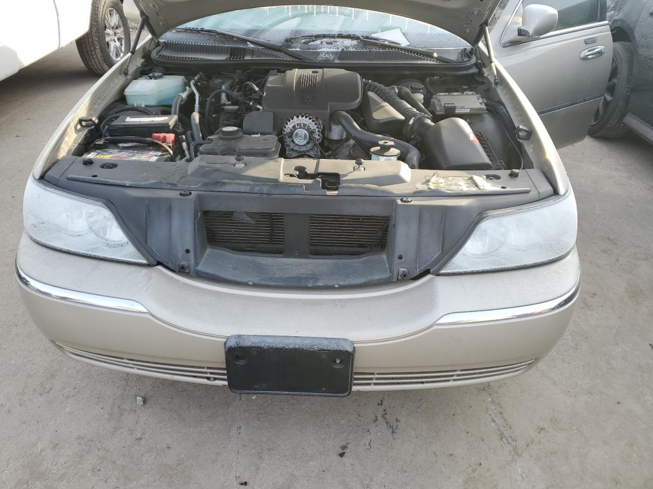 2005 Lincoln Town Car - Image 12