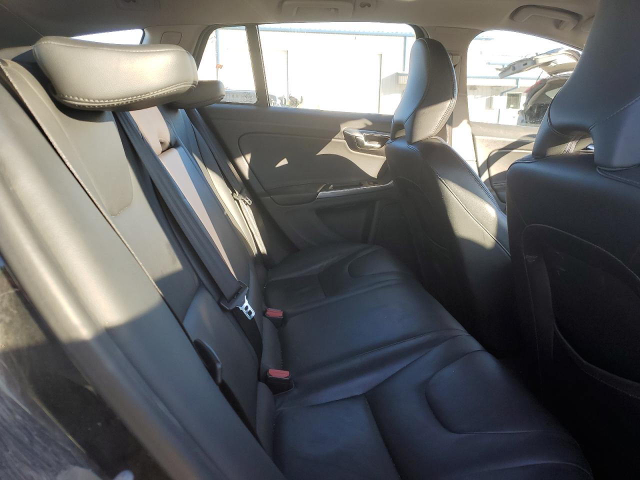 2015 Volvo V60 - Image 10