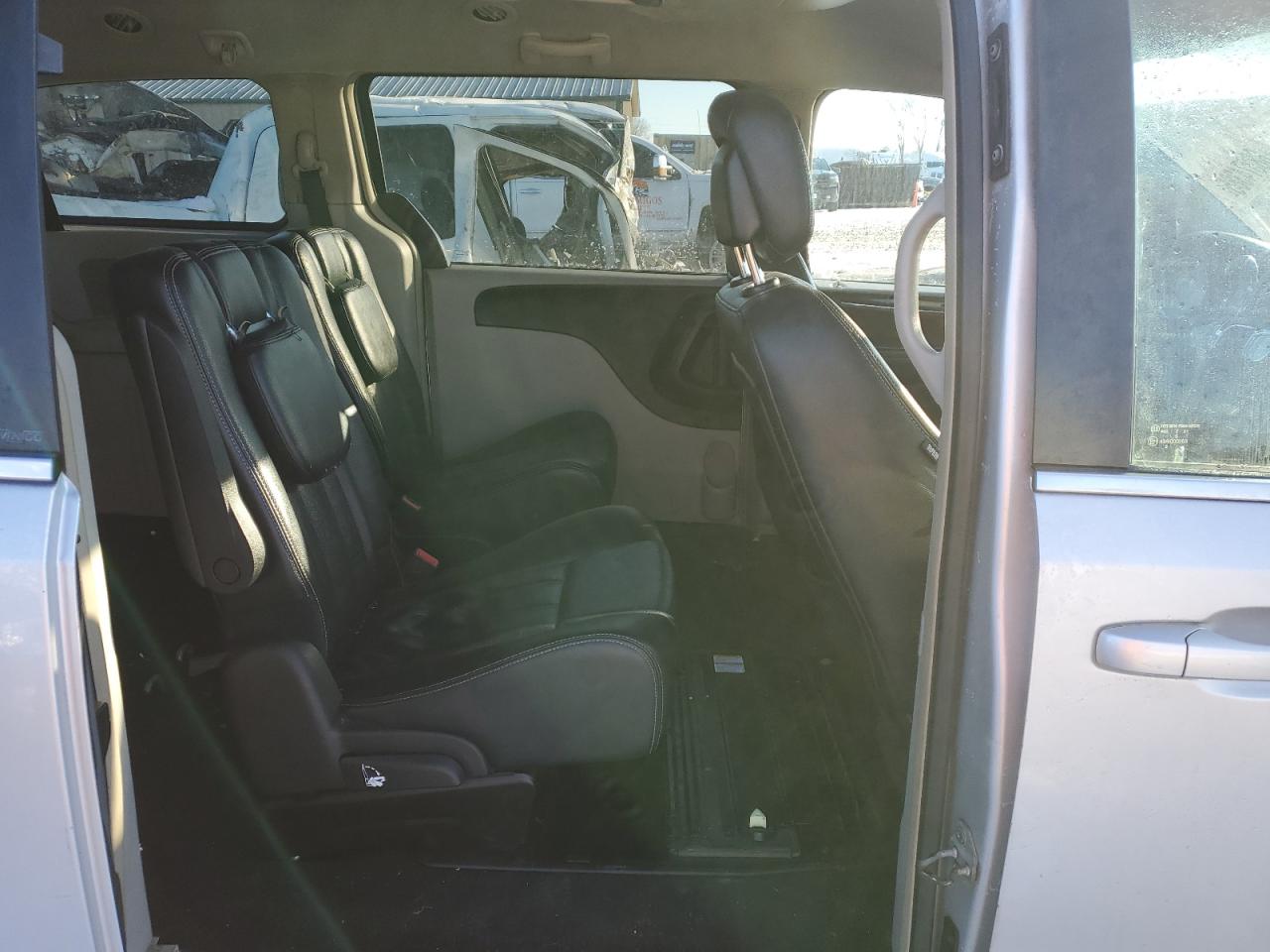 2012 Chrysler Town & Country - Image 10
