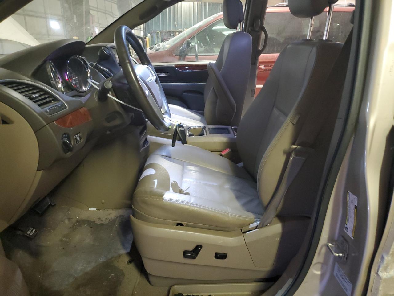 2016 Chrysler Town & Country - Image 7
