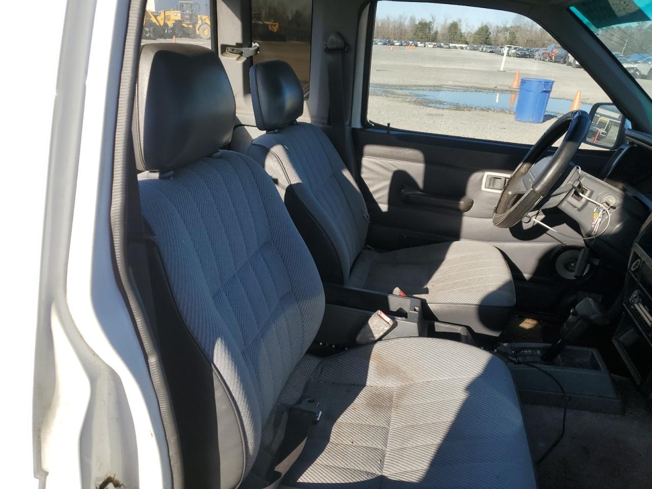 1993 Nissan Titan - Image 10