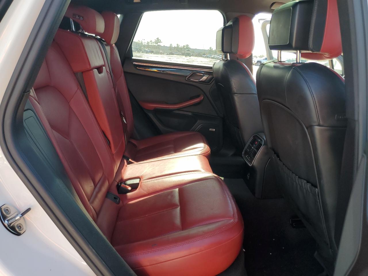 2020 Porsche Macan - Image 12