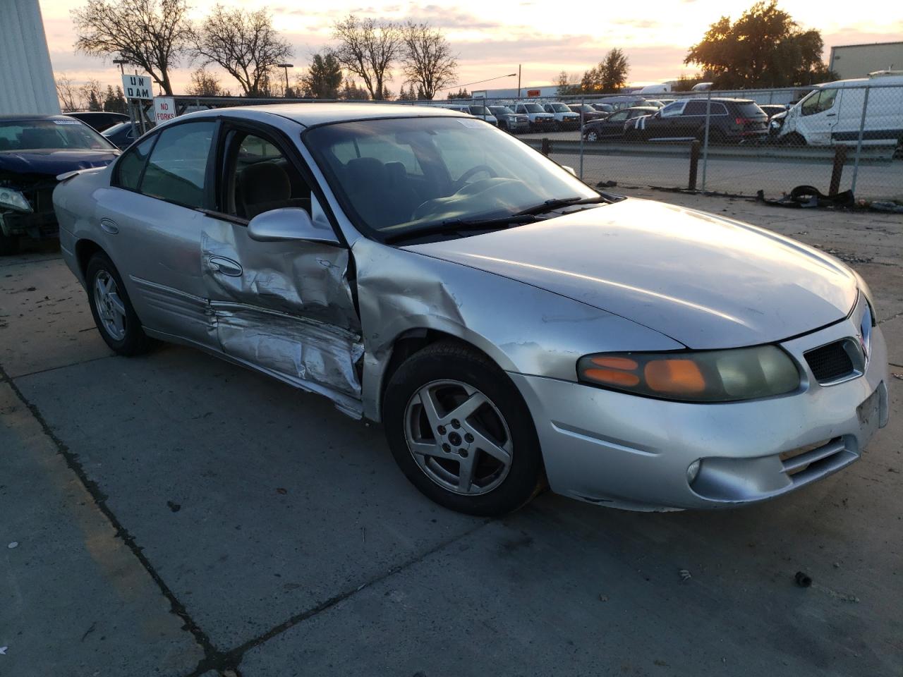 2004 Pontiac Bonneville - Image 4