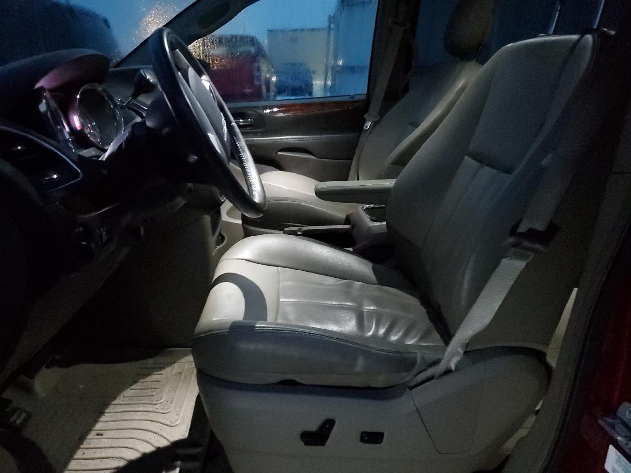 2013 Chrysler Town & Country - Image 7