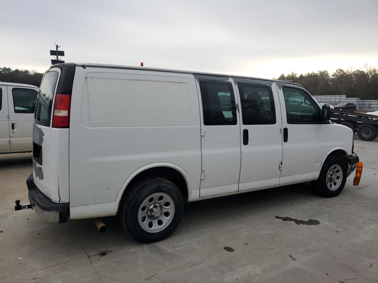 2010 Chevrolet Express - Image 3