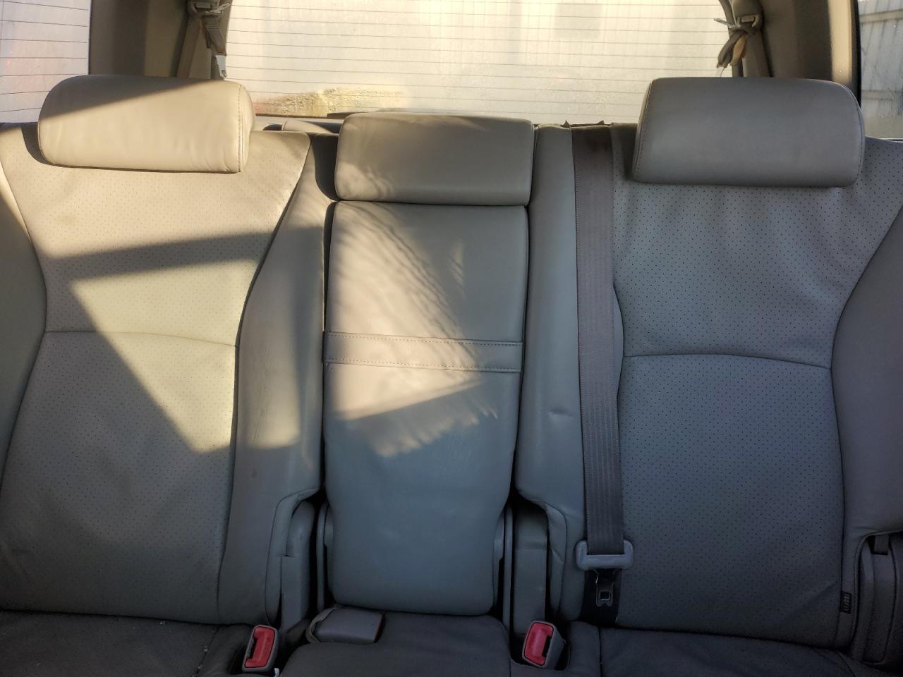 2004 Toyota Highlander - Image 10