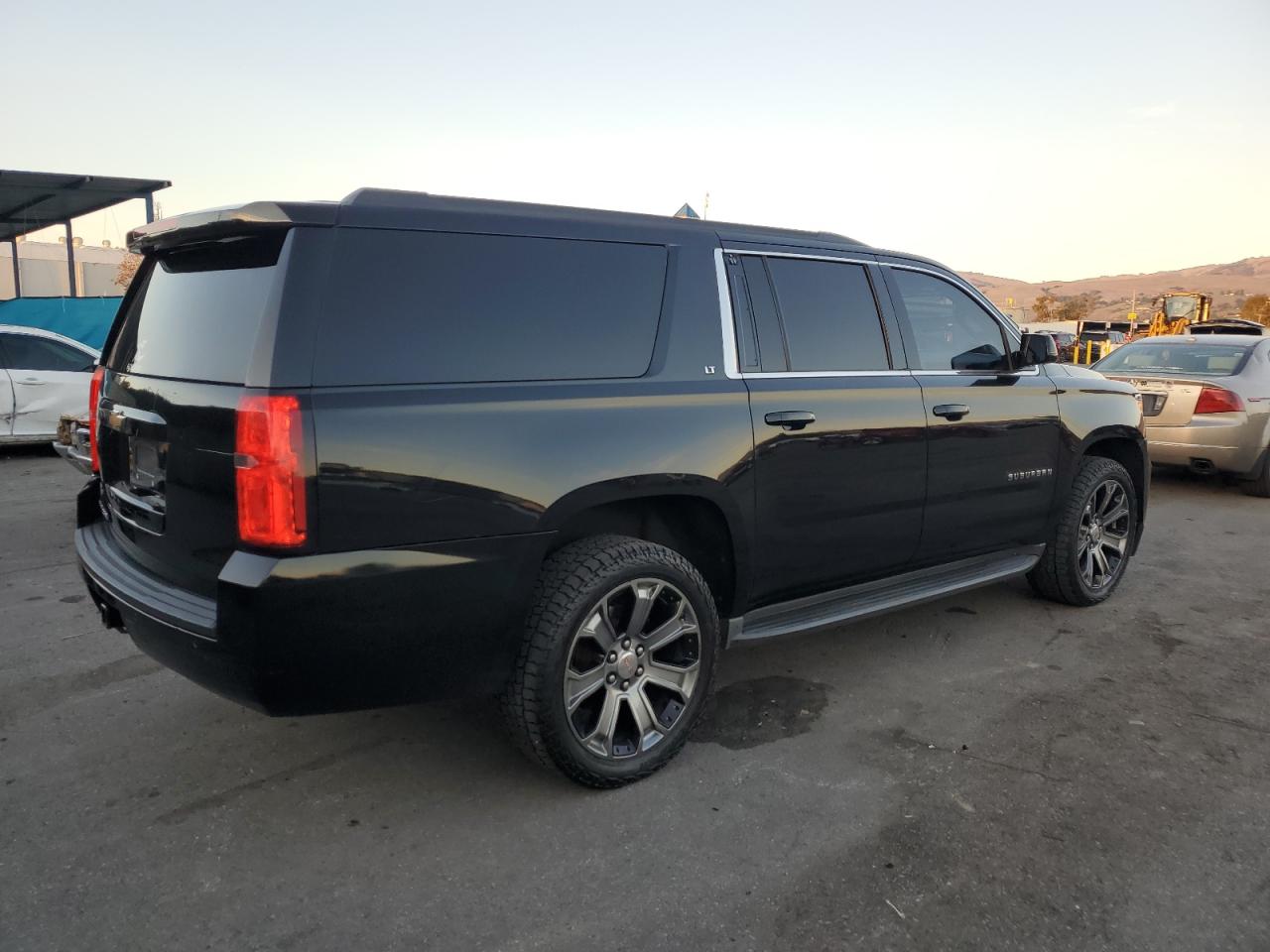 VIN 1GNSKJKC6FR665769 2015 CHEVROLET SUBURBAN no.3