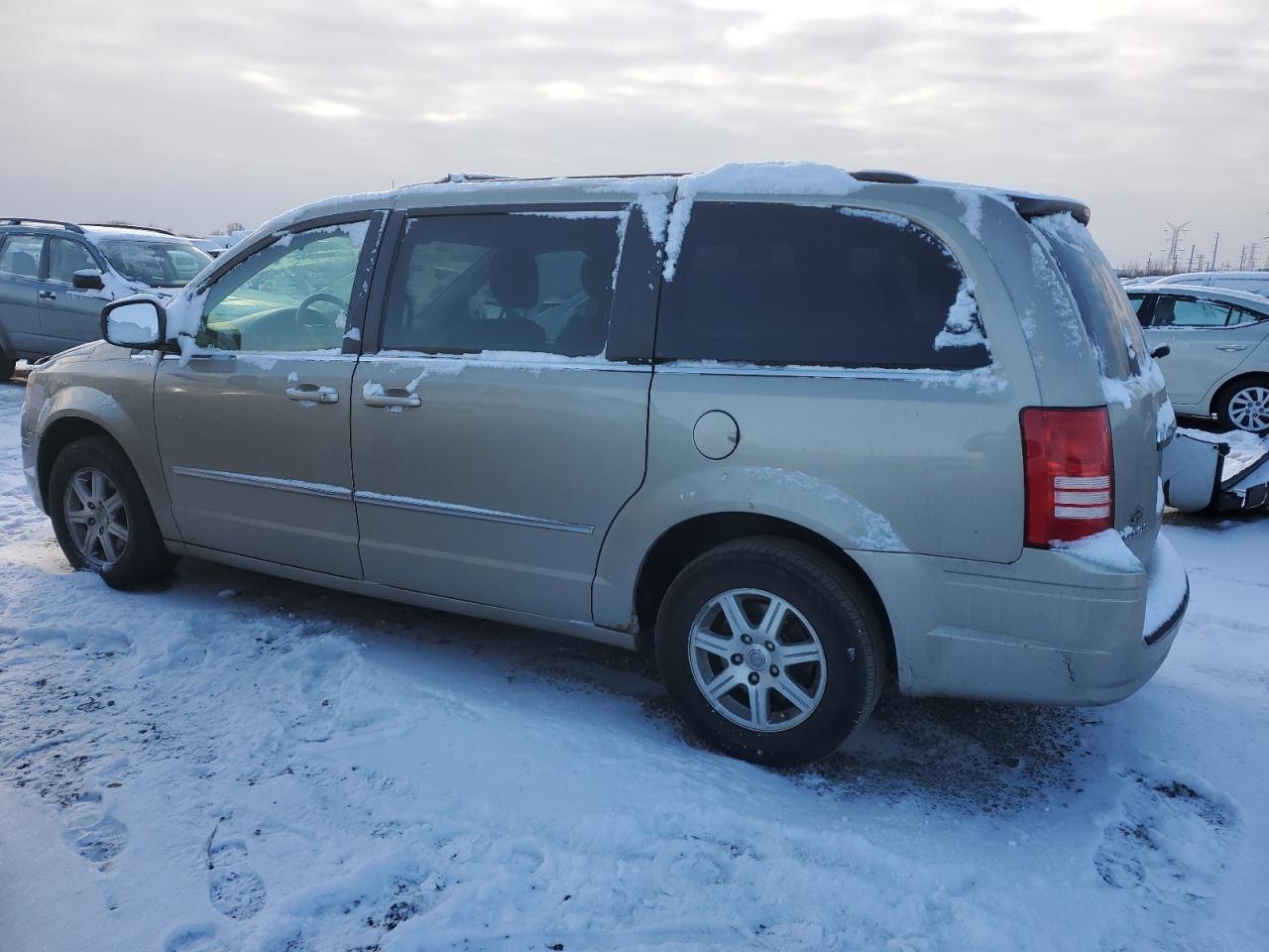 2009 Chrysler Town & Country - Image 2