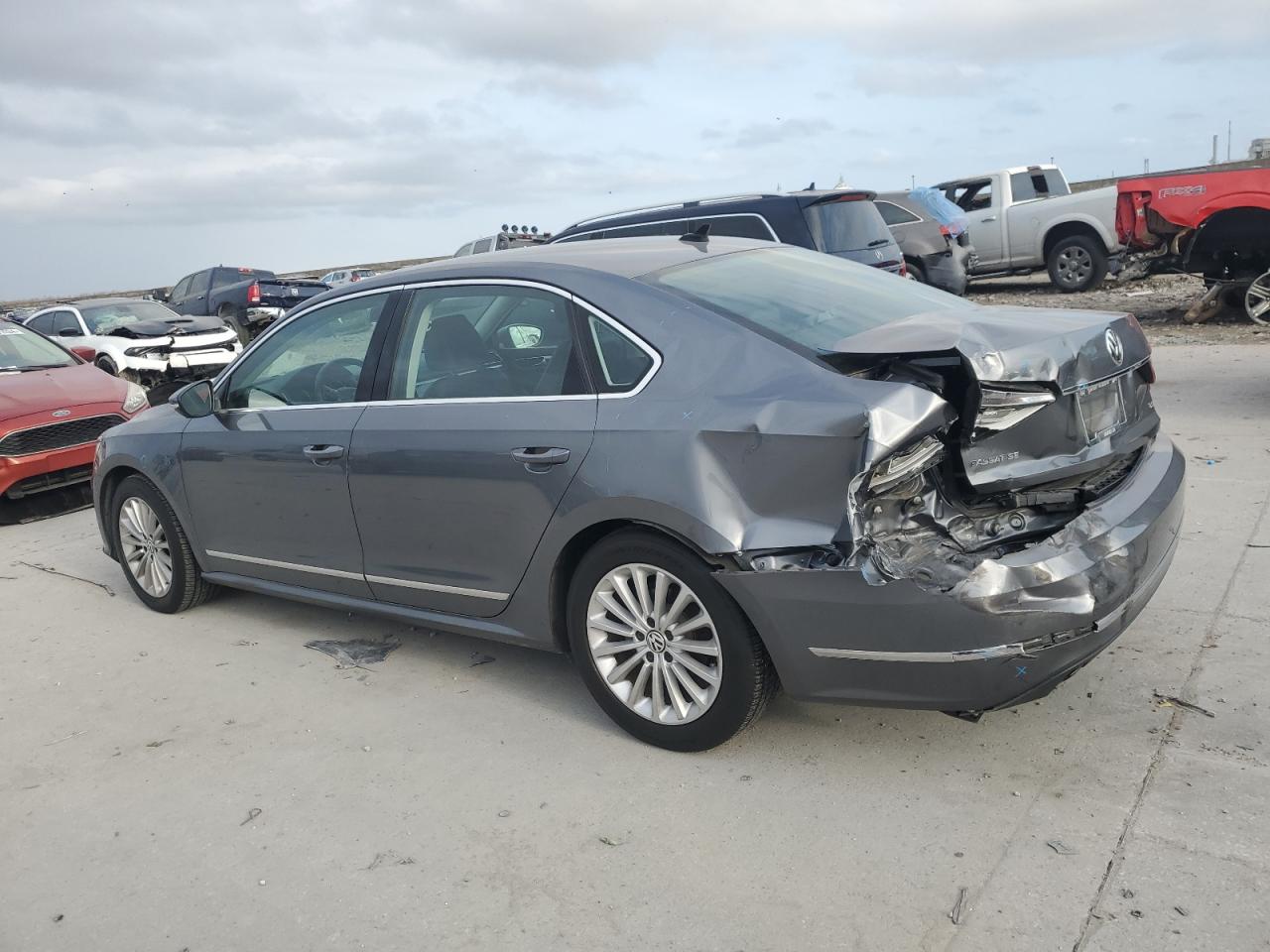 2016 Volkswagen Passat - Image 2