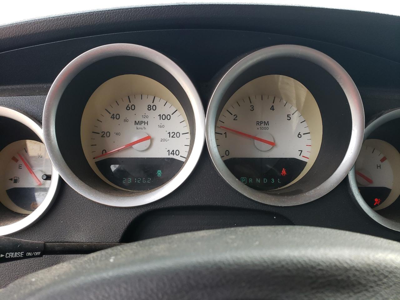 2005 Dodge Magnum - Image 9