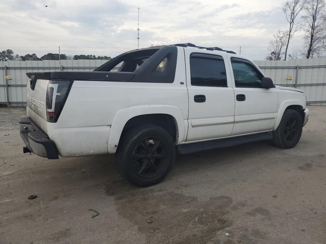 2005 Chevrolet Avalanche - Image 3