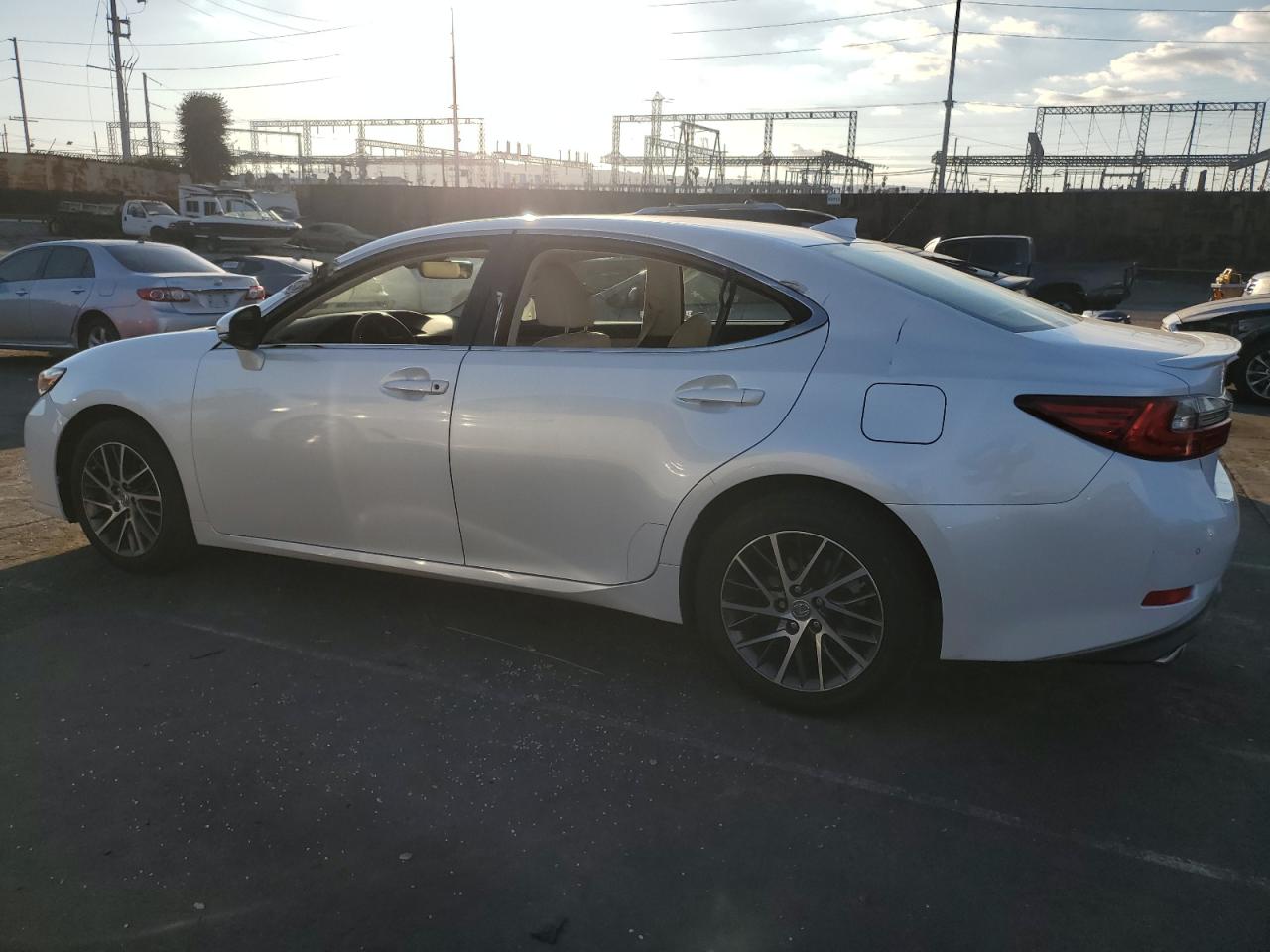2017 Lexus ES - Image 2