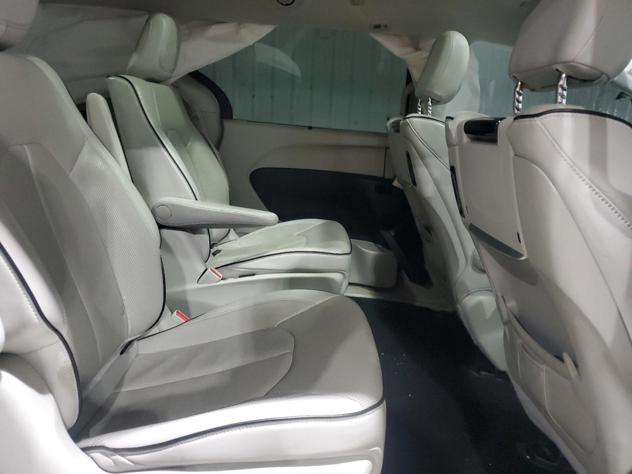 2017 Chrysler Pacifica - Image 11