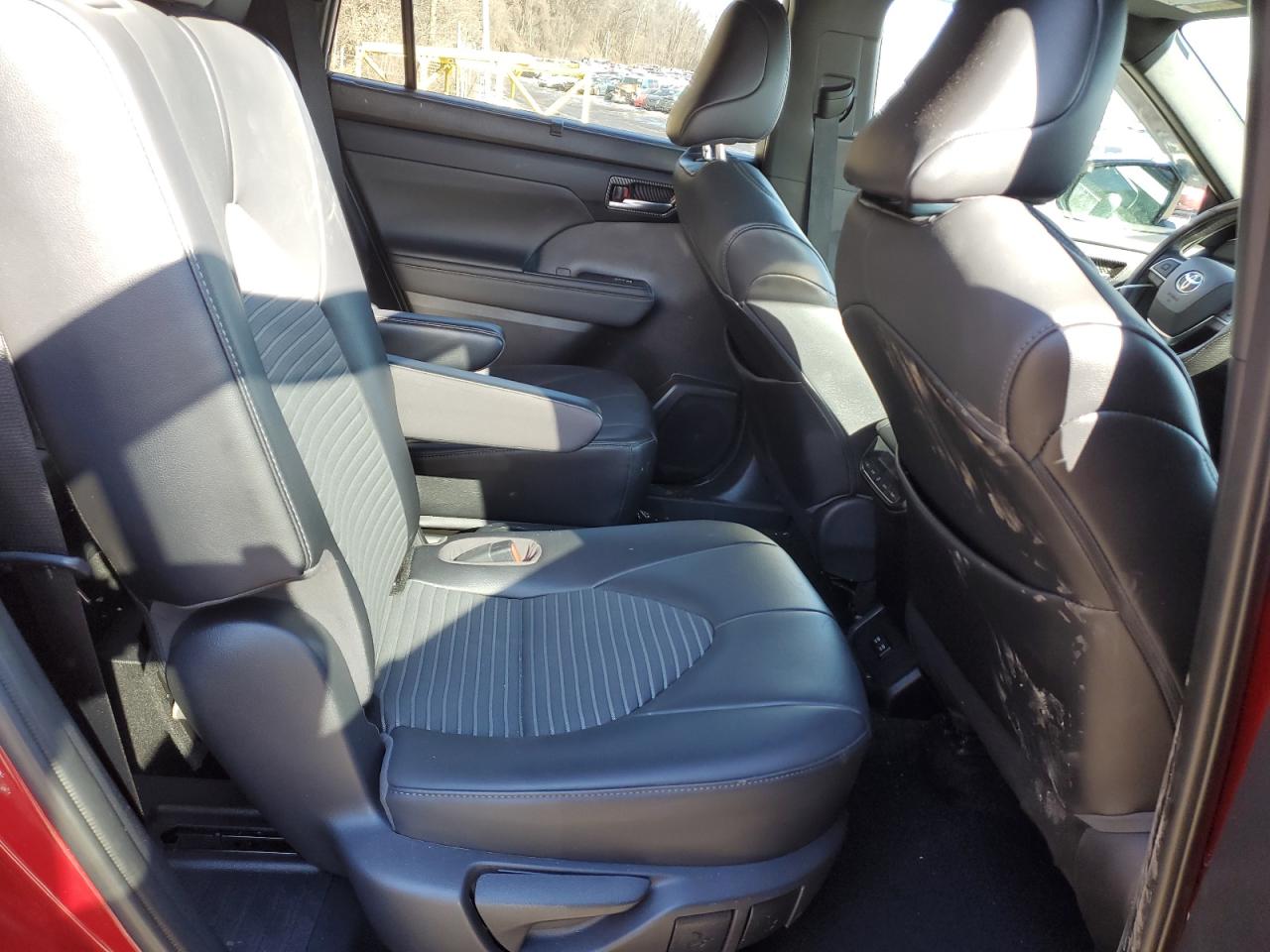 2021 Toyota Highlander - Image 11