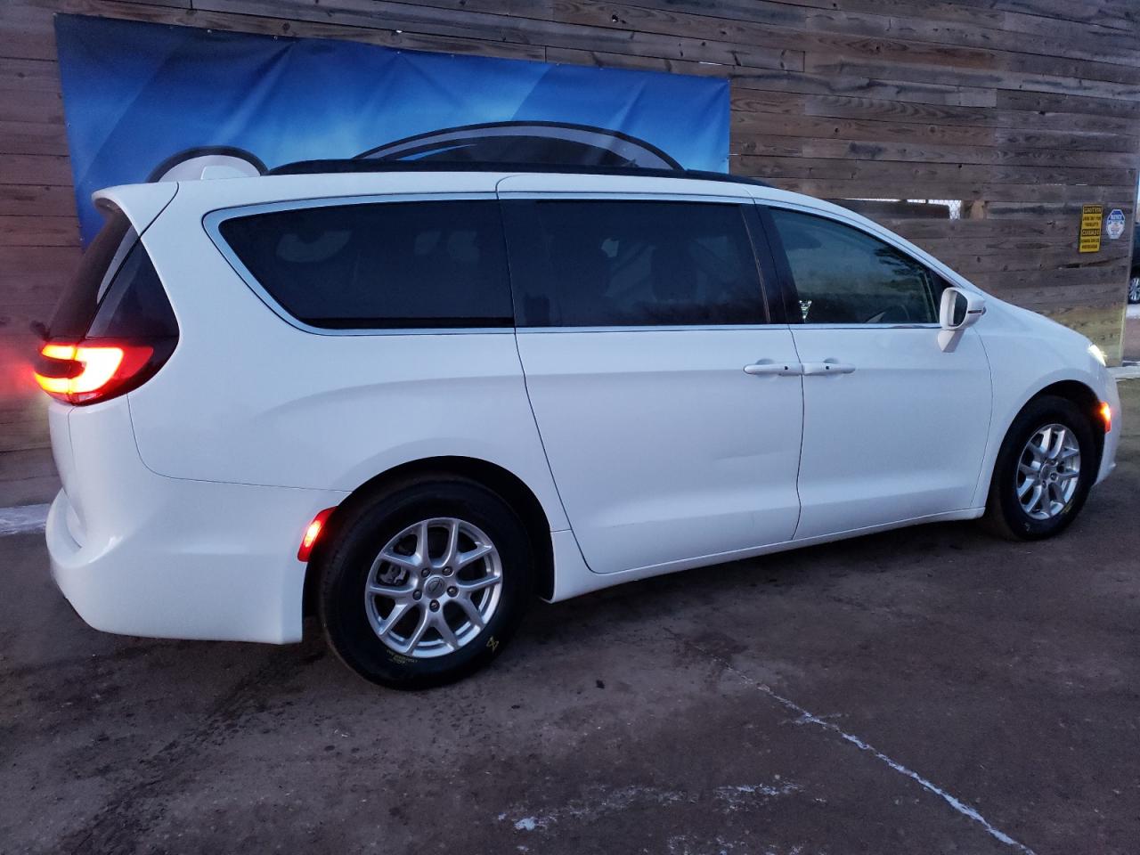 2022 Chrysler Pacifica - Image 3