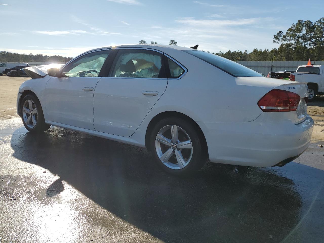 2015 Volkswagen Passat - Image 2