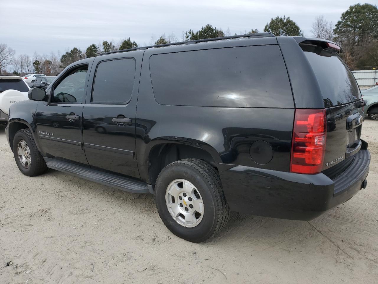 2010 Chevrolet Suburban - Image 2