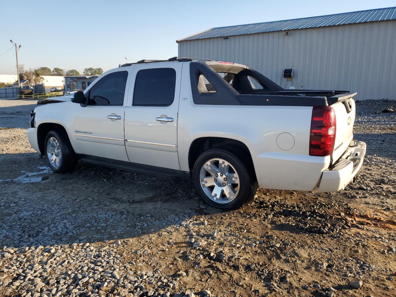 2011 Chevrolet Avalanche - Image 2