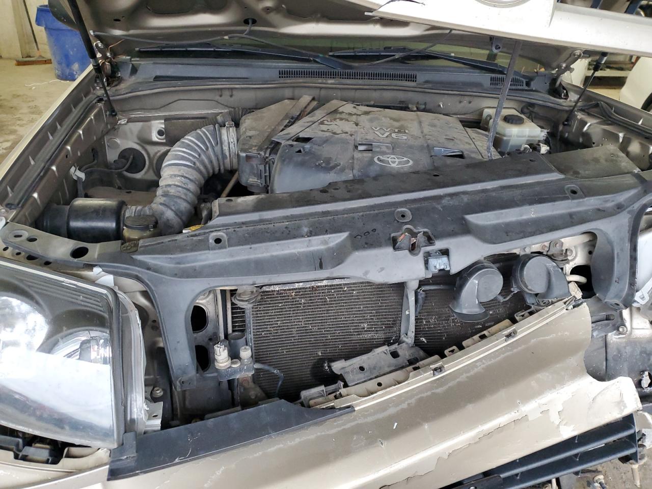 2004 Toyota 4Runner - Image 12
