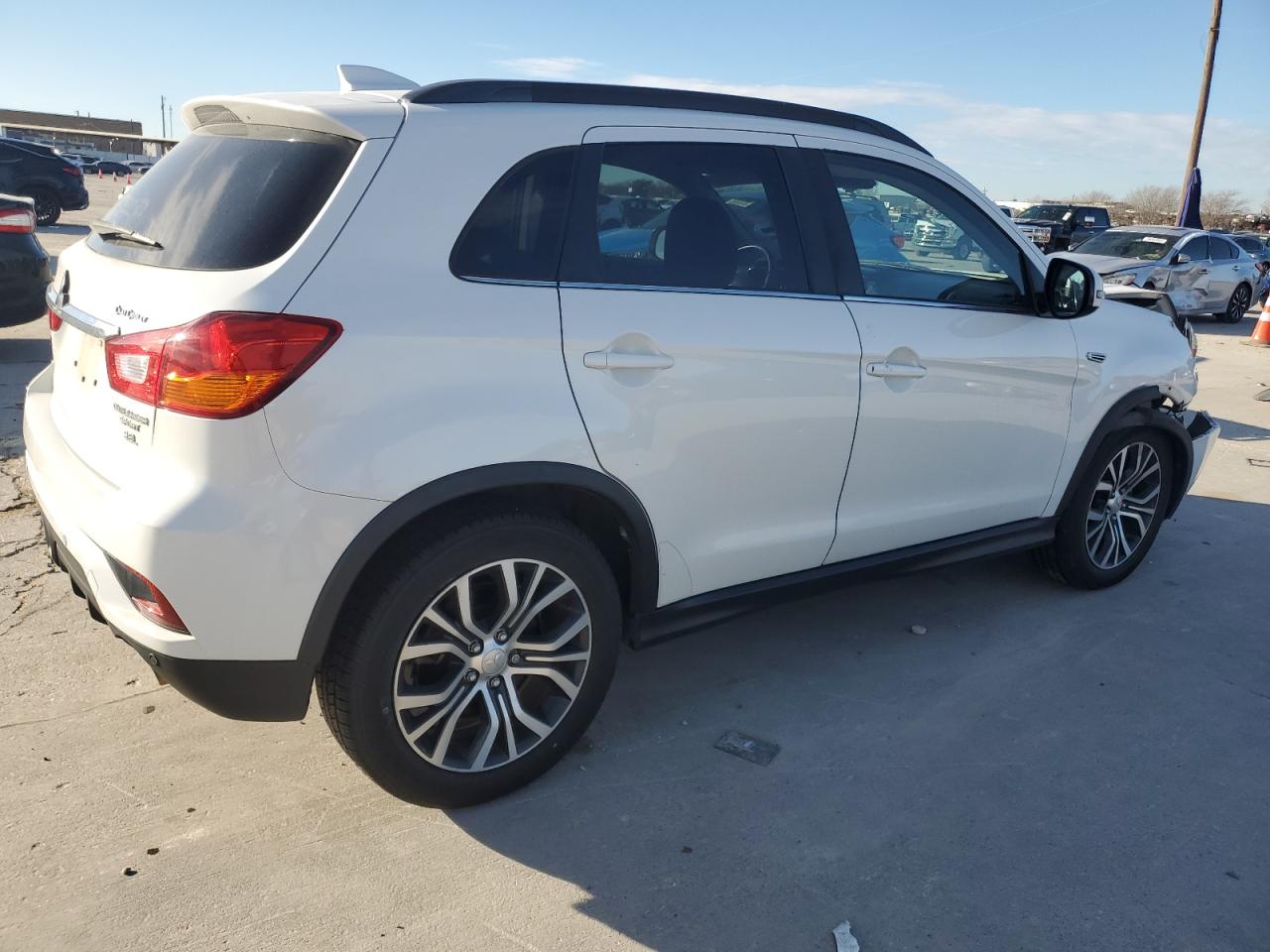 2018 Mitsubishi Outlander - Image 3