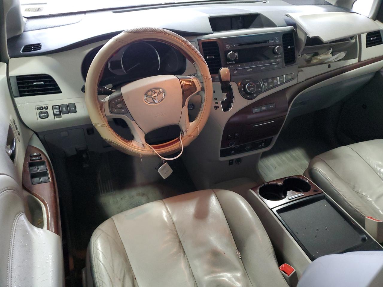 2011 Toyota Sienna - Image 8