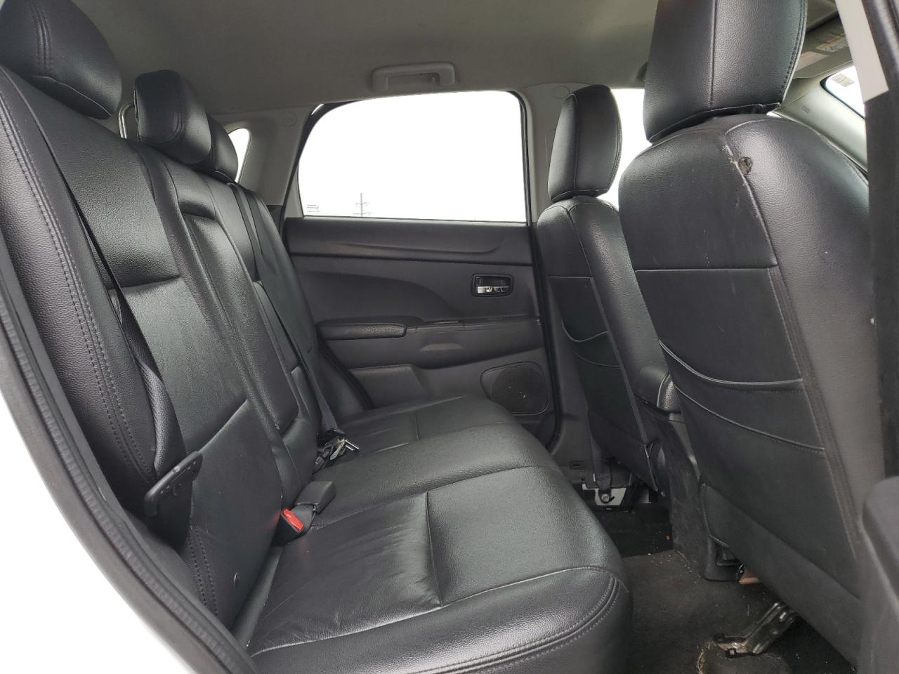 2015 Mitsubishi Outlander - Image 11