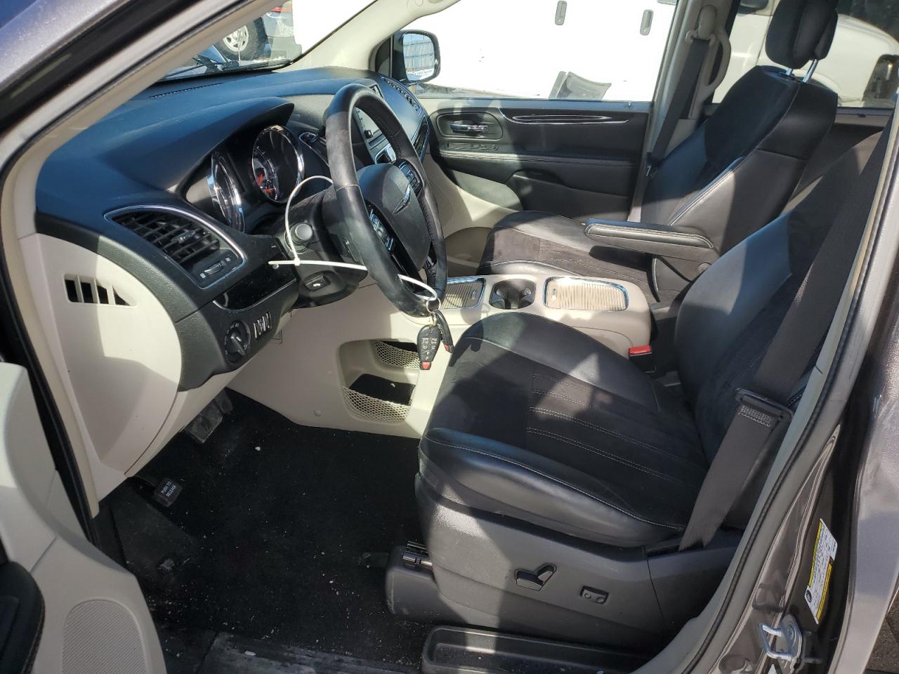 2014 Chrysler Town & Country - Image 7