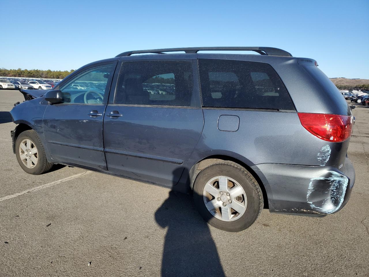 2009 Toyota Sienna - Image 2