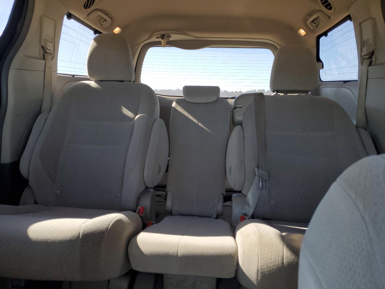 2015 Toyota Sienna - Image 10
