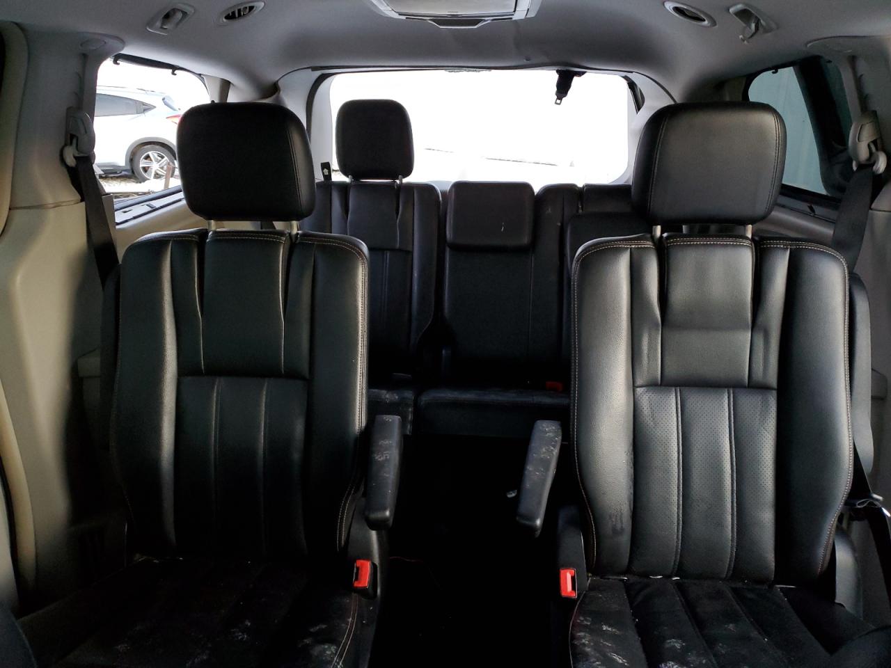 2011 Chrysler Town & Country - Image 10