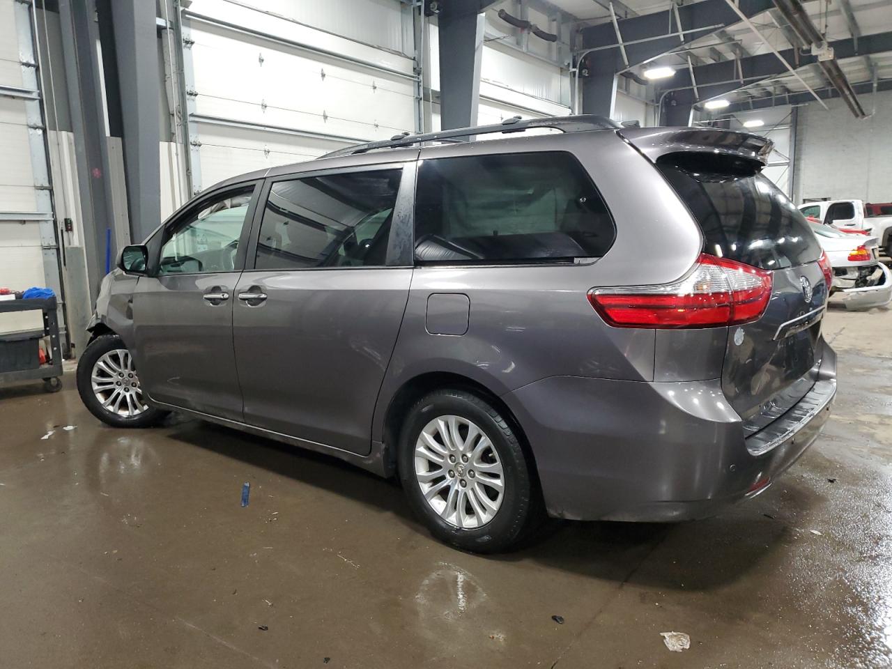 2015 Toyota Sienna - Image 2