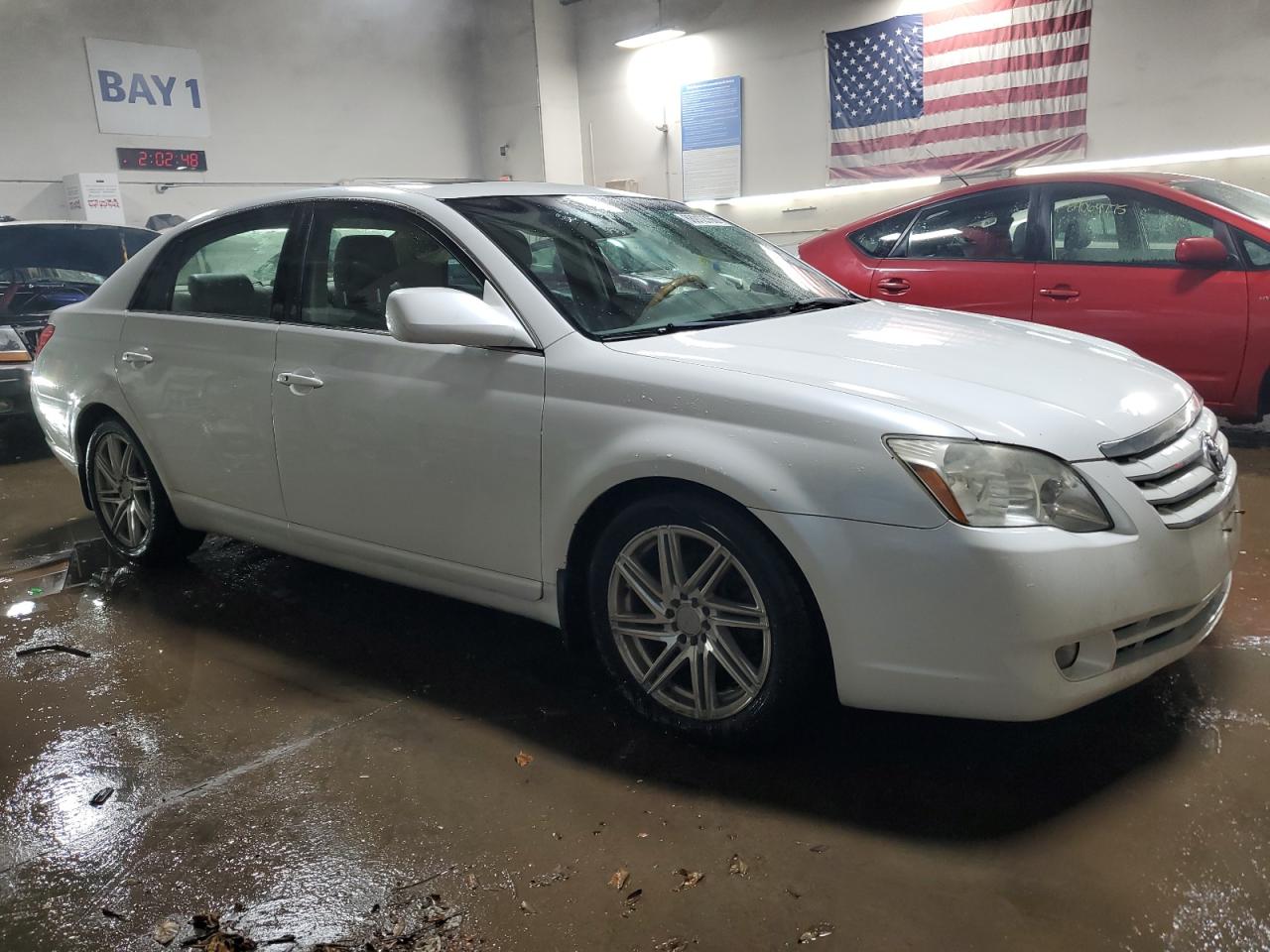 2005 Toyota Avalon - Image 4