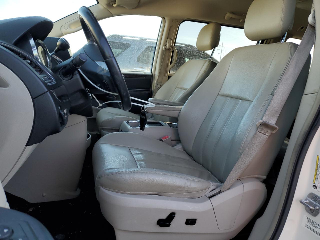 2013 Chrysler Town & Country - Image 7