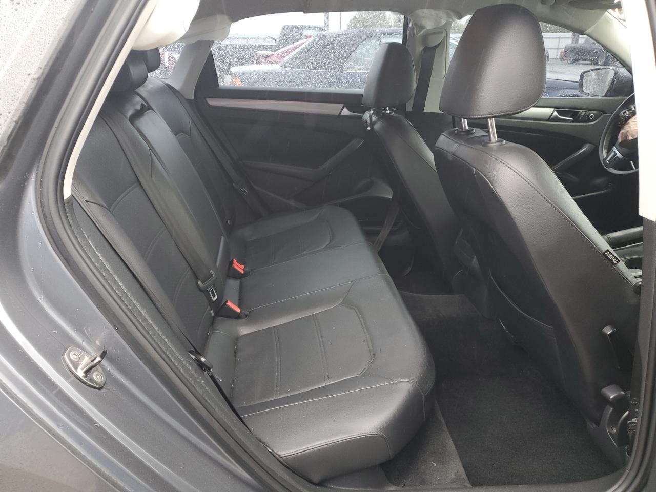 2014 Volkswagen Passat - Image 10