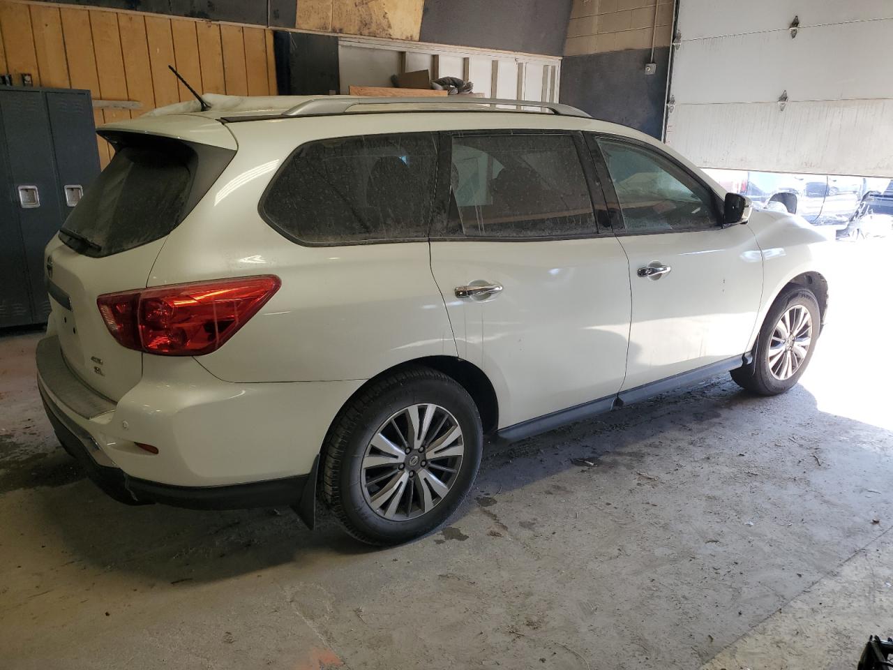 2017 Nissan Pathfinder - Image 3