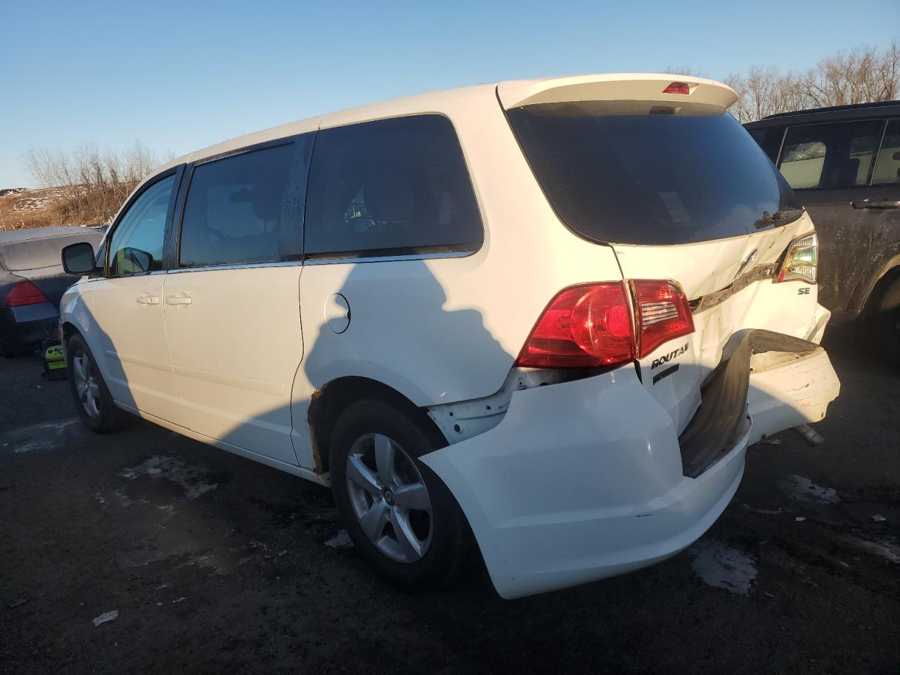 2009 Volkswagen Routan - Image 2