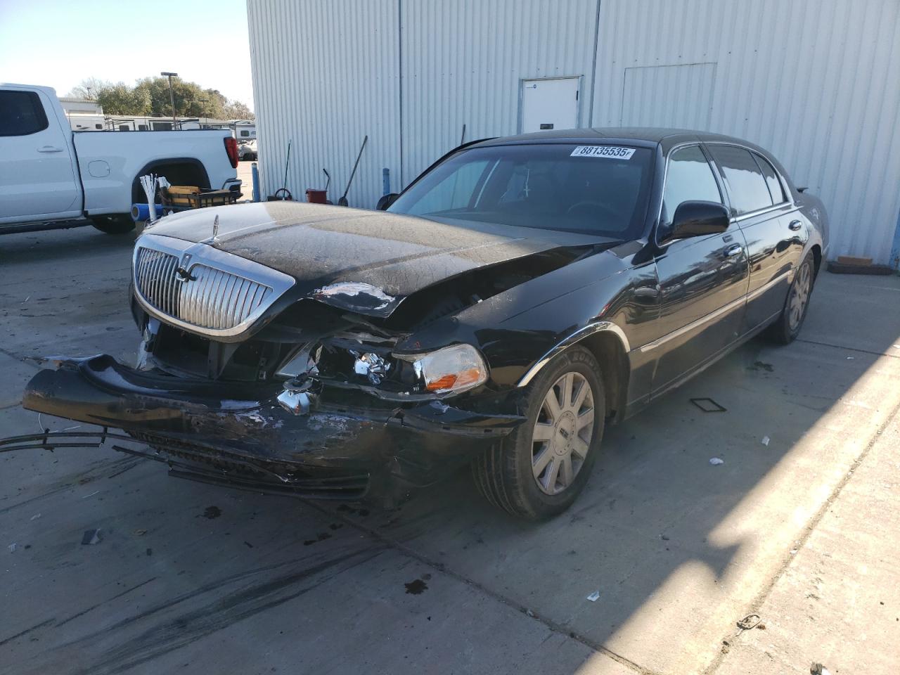 2005 Lincoln Town Car - Image 1