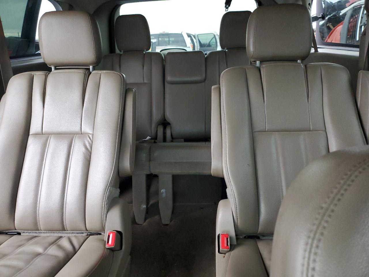 2014 Chrysler Town & Country - Image 10